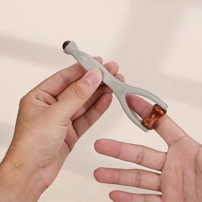 masseur de doigts en bois — utilisation sur la main