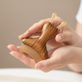 Masseur facial Gua Sha en bois de santal — Maderoterapia visage