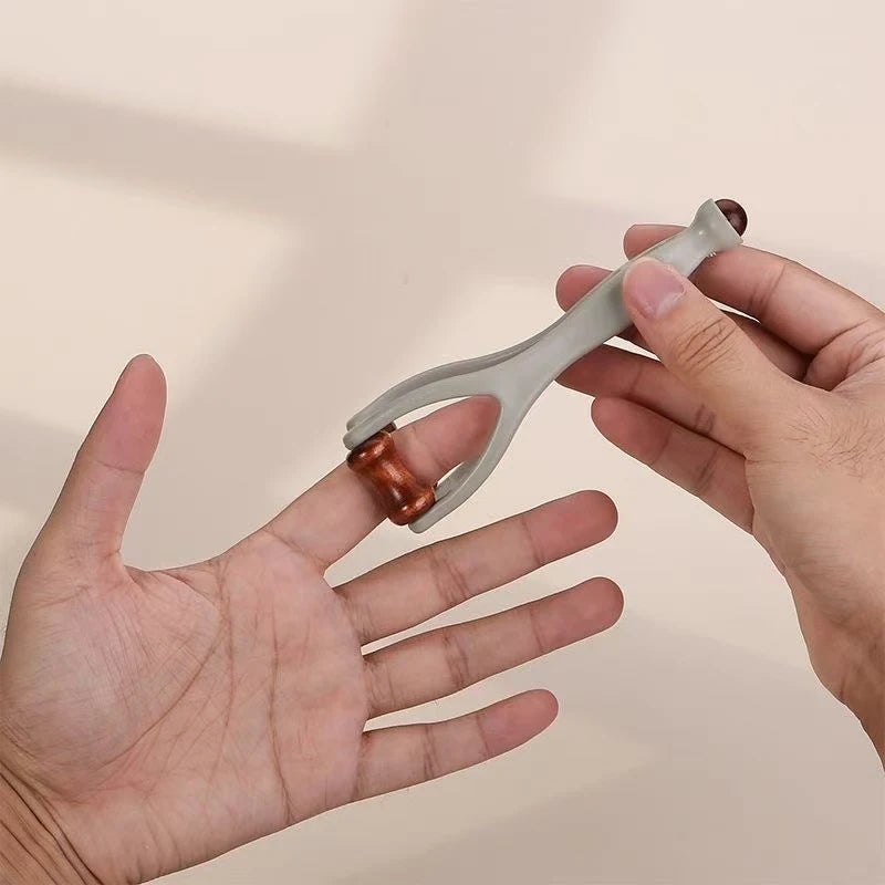 masseur de doigts en bois — utilisation sur la main
